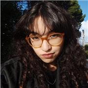 Profesora de inglés imparte clases a niños de todas las edades, adolescentes y jóvenes adultos